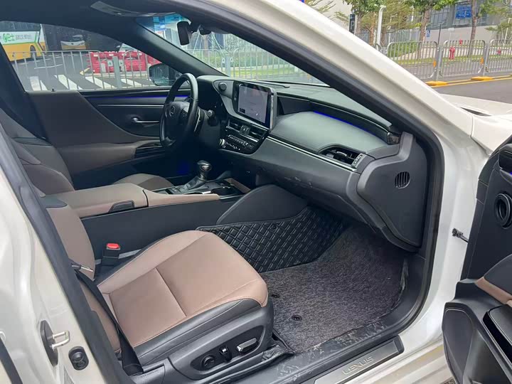 Фото 9 - Lexus ES