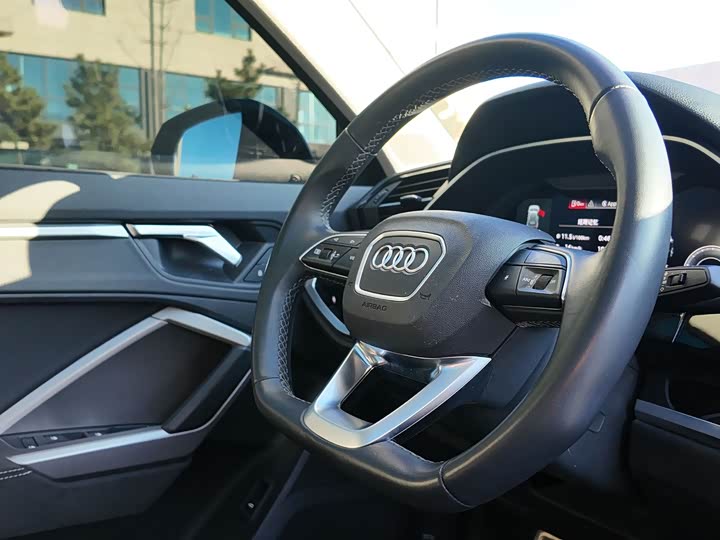 Фото 8 - Audi Q3