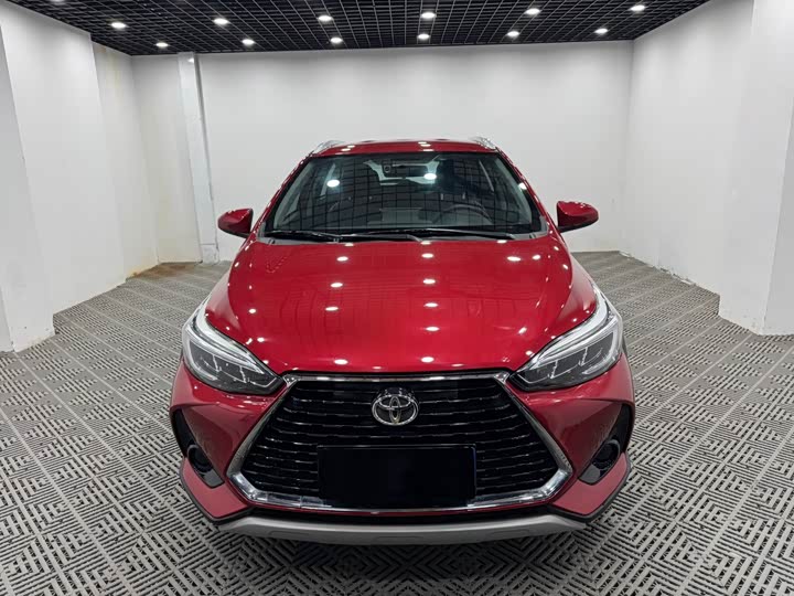 Фото 2 - Toyota Yaris L Hatchback