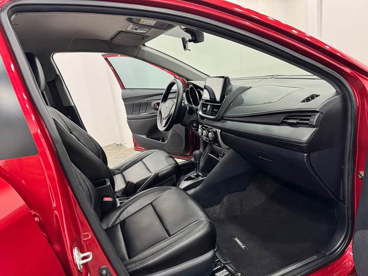 Фото 4 - Toyota Yaris L Hatchback