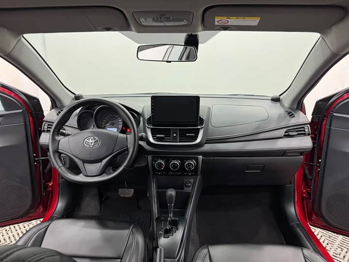 Фото 5 - Toyota Yaris L Hatchback