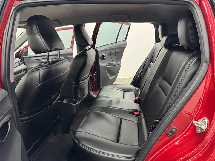 Фото 6 - Toyota Yaris L Hatchback