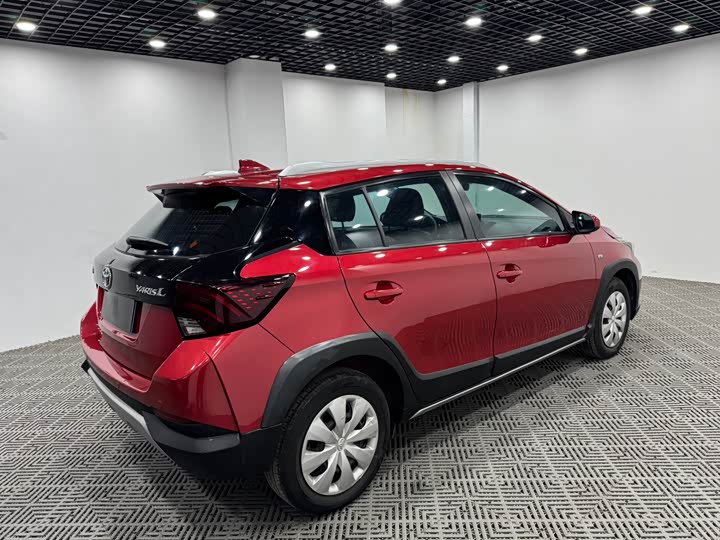 Фото 7 - Toyota Yaris L Hatchback