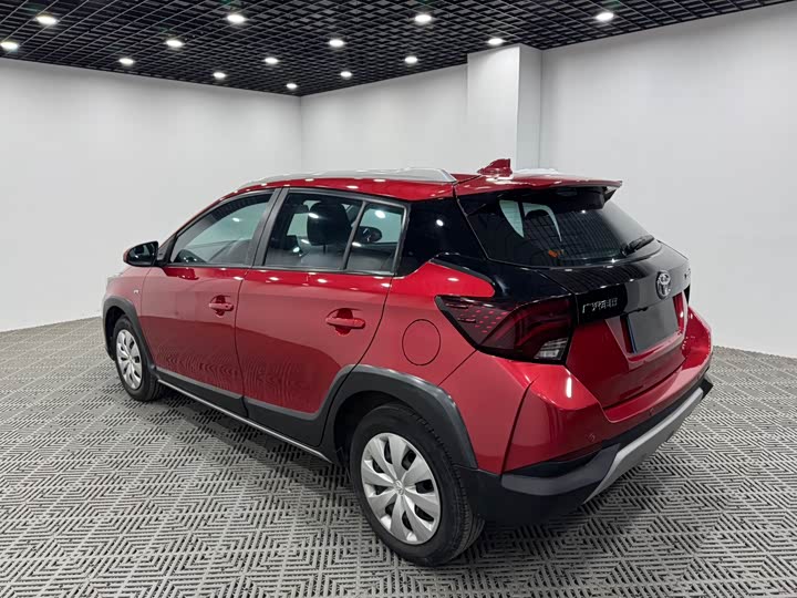 Фото 9 - Toyota Yaris L Hatchback