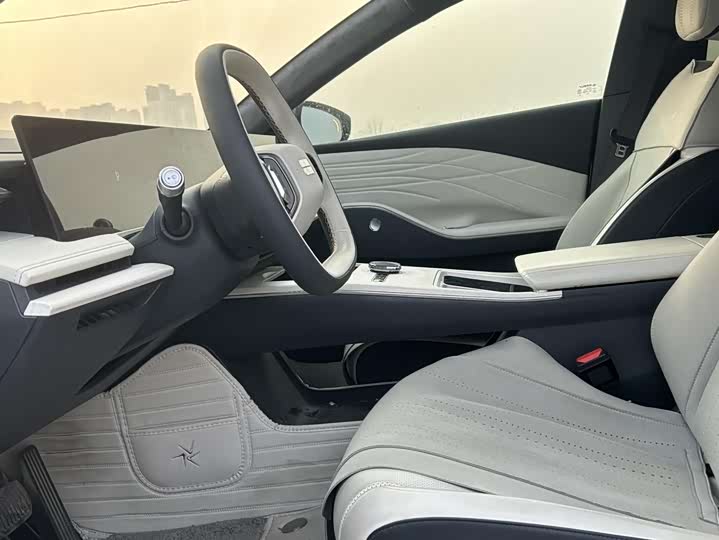 Фото 4 - Geely Galaxy E8