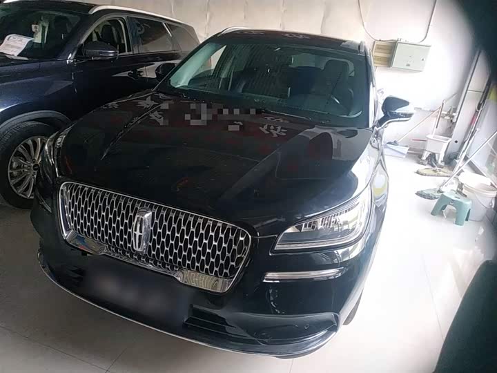 Фото 2 - Lincoln Corsair