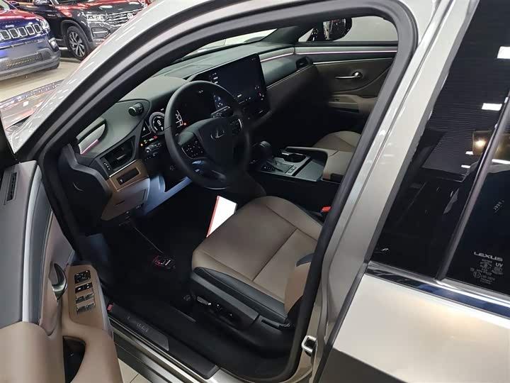 Фото 8 - Lexus ES