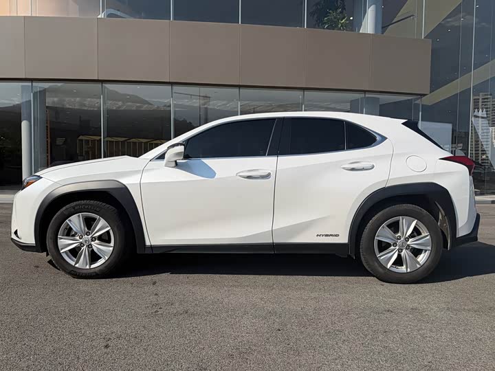Фото 3 - Lexus UX