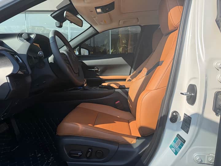 Фото 5 - Lexus UX