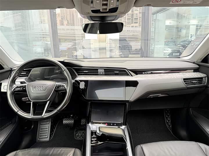 Фото 6 - Audi e-tron