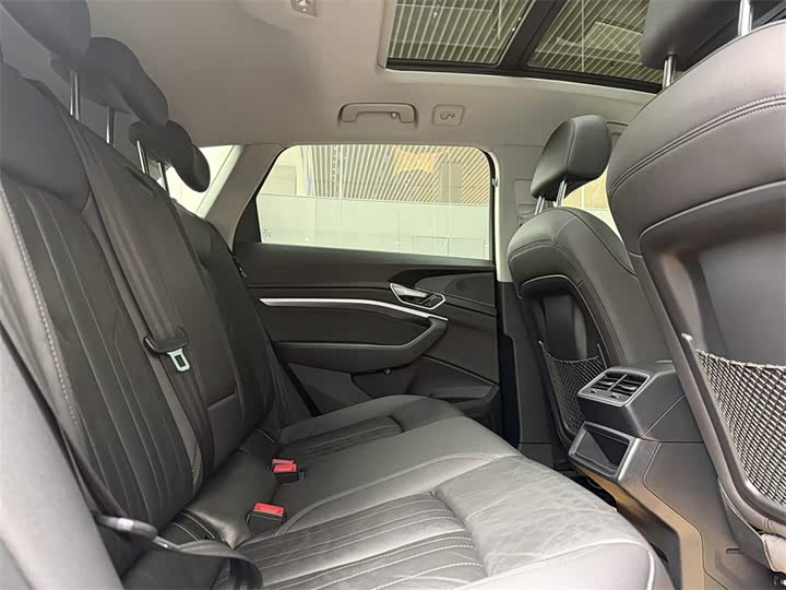 Фото 7 - Audi e-tron