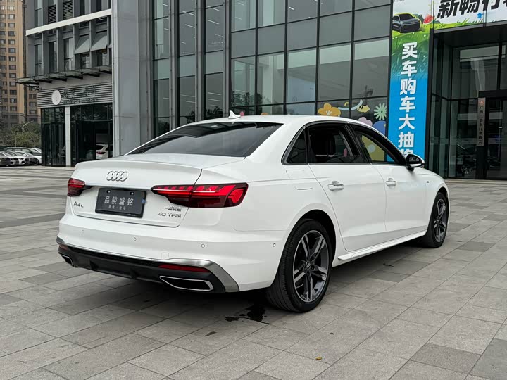 Фото 4 - Audi A4L