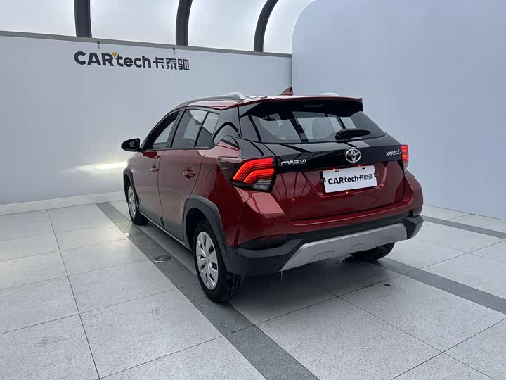 Фото 4 - Toyota Yaris L Hatchback