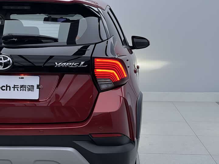 Фото 6 - Toyota Yaris L Hatchback