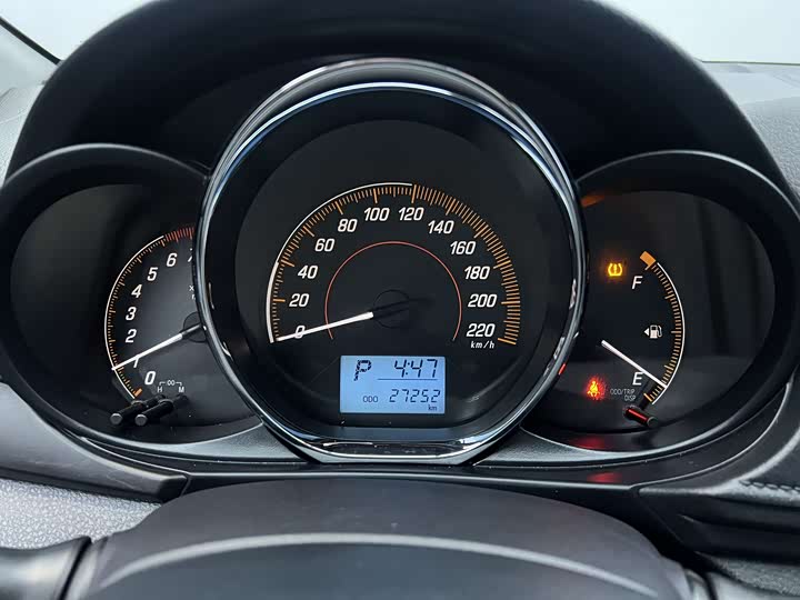 Фото 8 - Toyota Yaris L Hatchback