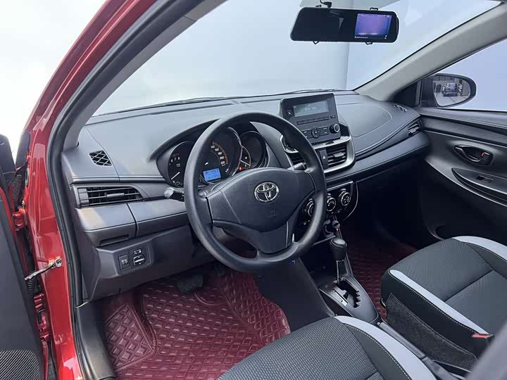 Фото 9 - Toyota Yaris L Hatchback