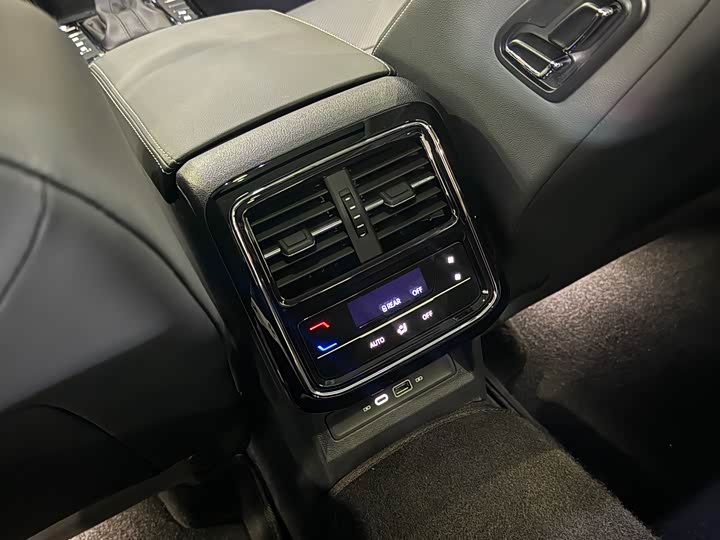 Фото 7 - Volkswagen Passat