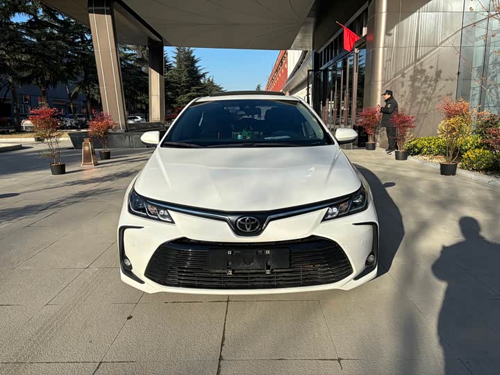 Фото 2 - Toyota Corolla