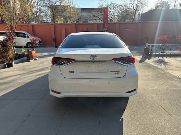 Фото 3 - Toyota Corolla