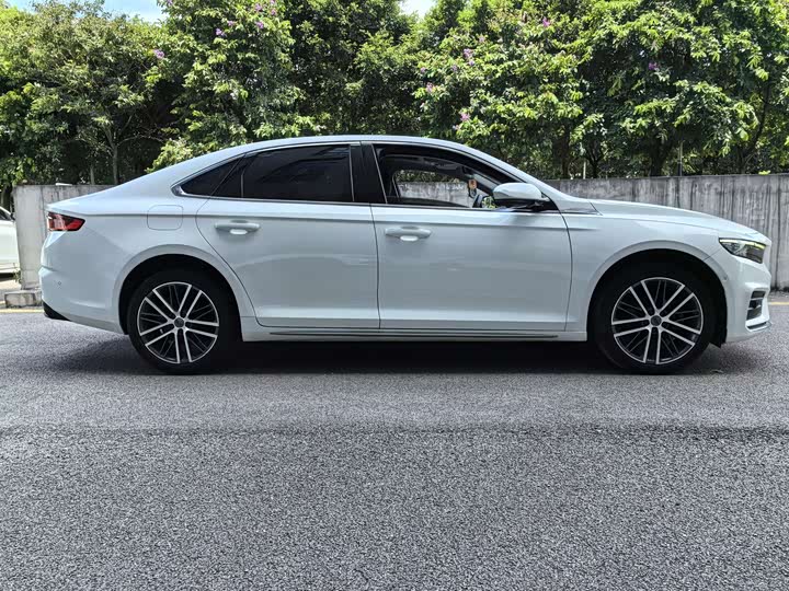 Фото 4 - Geely Preface