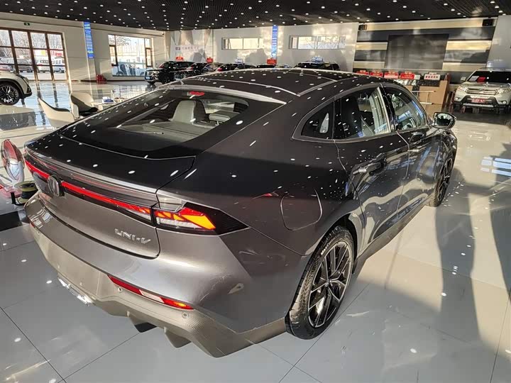 Фото 7 - Changan UNI-V Hybrid