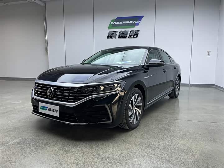 Фото 1 - Volkswagen Passat Hybrid