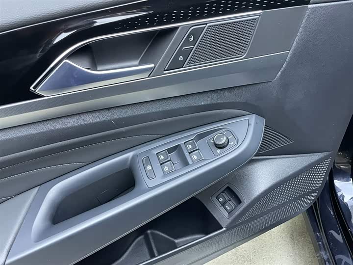 Фото 9 - Volkswagen Passat Hybrid