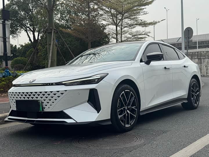 Фото 1 - Changan UNI-V Hybrid