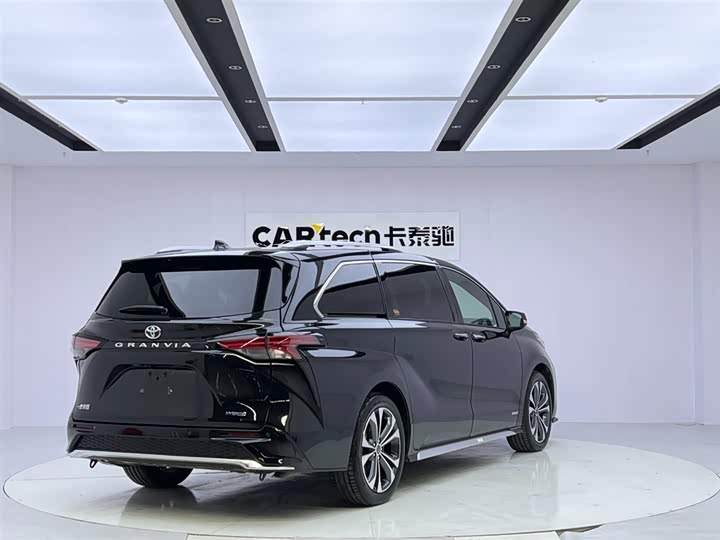 Фото 5 - Toyota Granvia