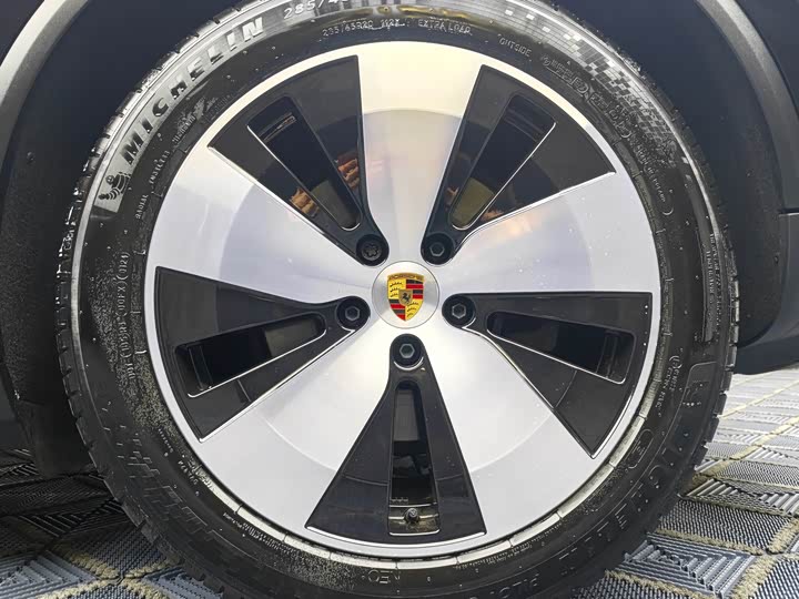 Фото 2 - Porsche Macan EV