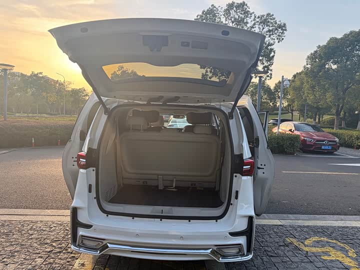 Фото 9 - Buick GL8 ES