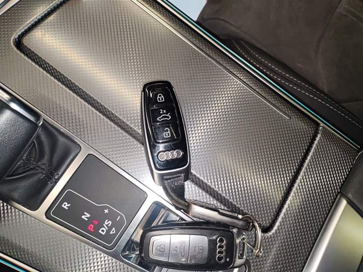 Фото 9 - Audi A6L