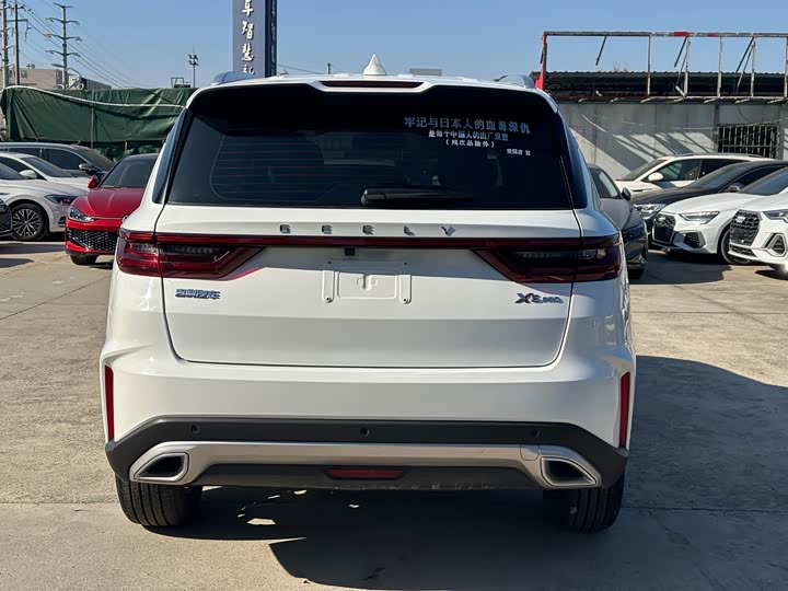 Фото 8 - Geely Vision X6