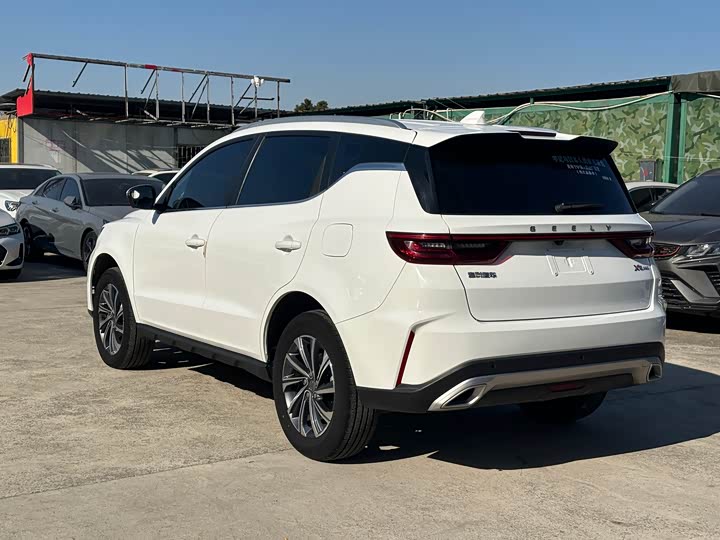 Фото 9 - Geely Vision X6