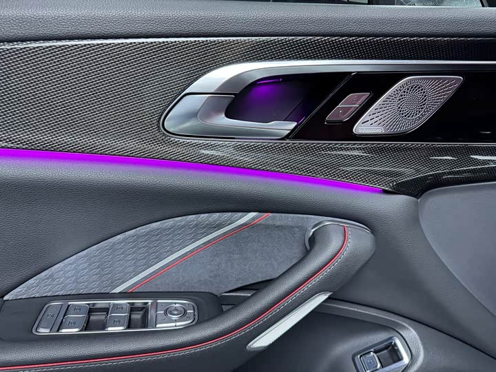 Фото 7 - Hongqi H6