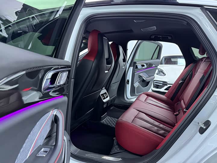 Фото 8 - Hongqi H6