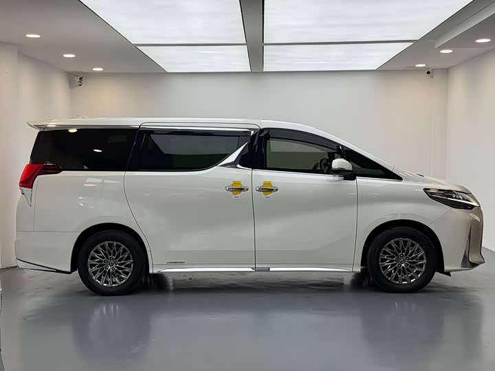 Фото 7 - Lexus LM