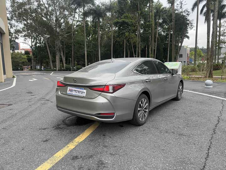 Фото 7 - Lexus ES