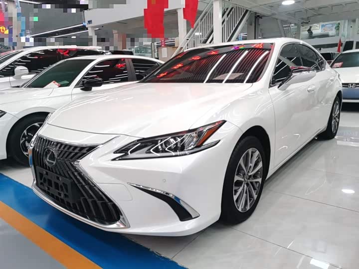 Фото 2 - Lexus ES