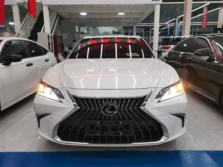 Фото 3 - Lexus ES