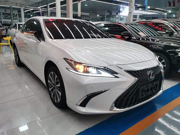 Фото 4 - Lexus ES
