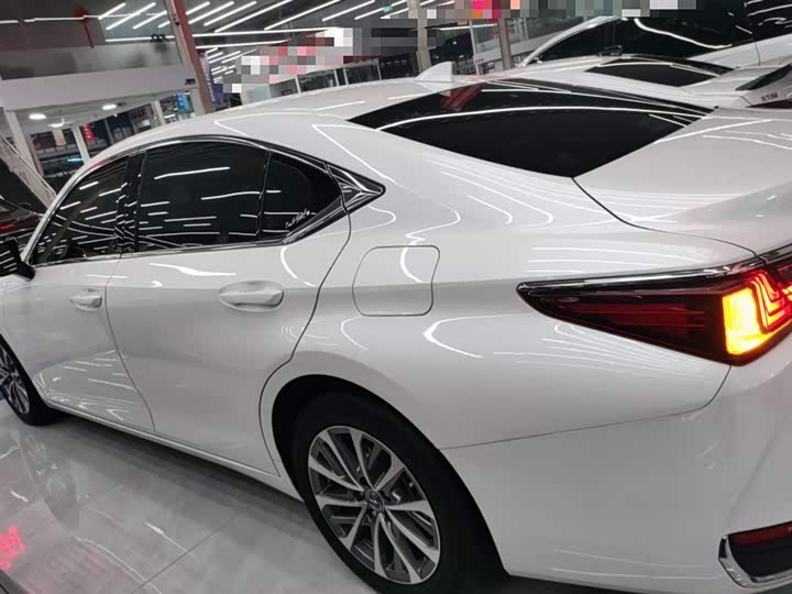 Фото 5 - Lexus ES