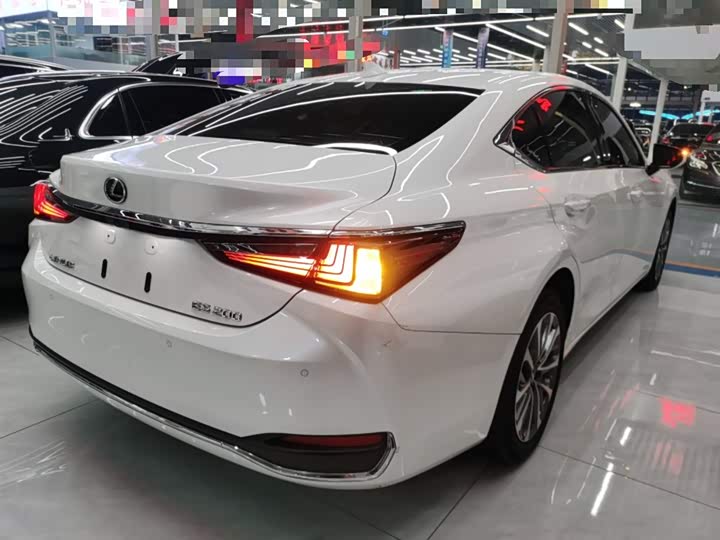 Фото 7 - Lexus ES