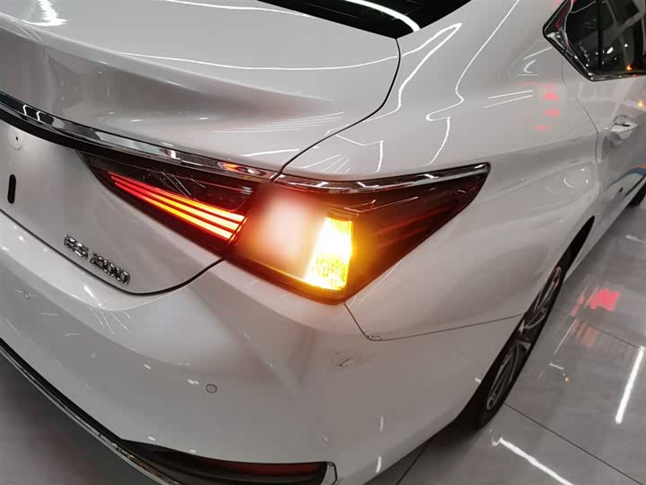 Фото 8 - Lexus ES