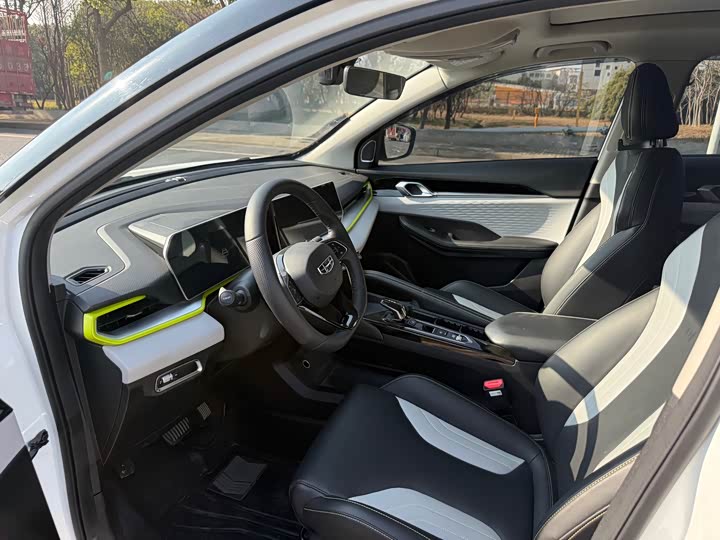 Фото 4 - Geely Coolray