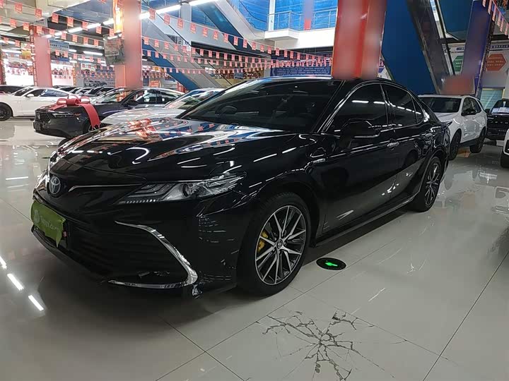 Фото 2 - Toyota Camry