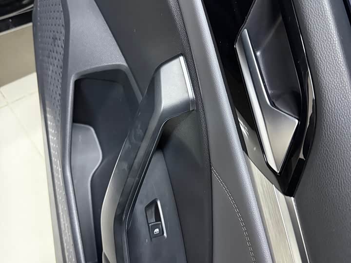 Фото 8 - Volkswagen Sagitar L