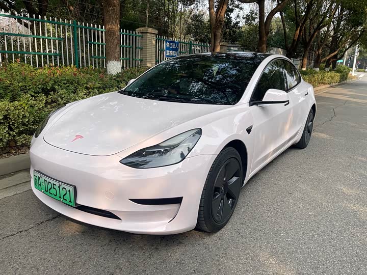 Фото 1 - Tesla Model 3