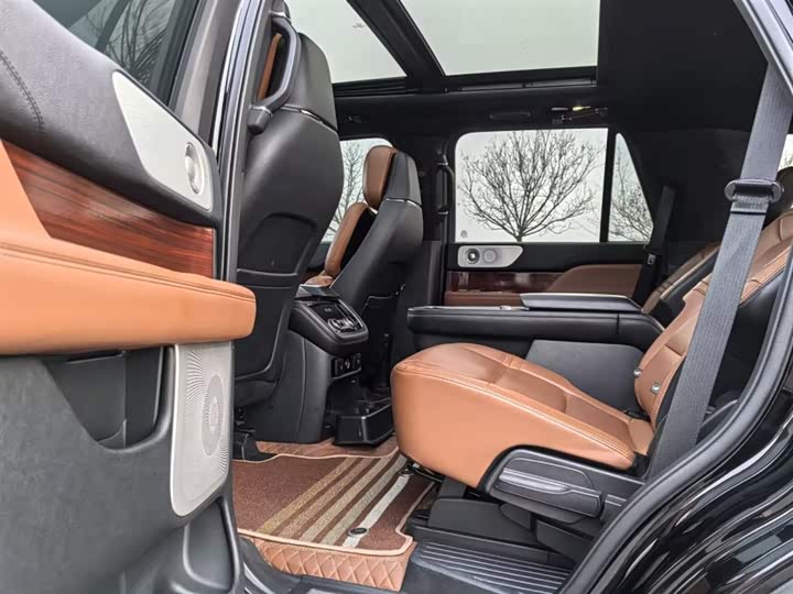 Фото 9 - Lincoln Navigator