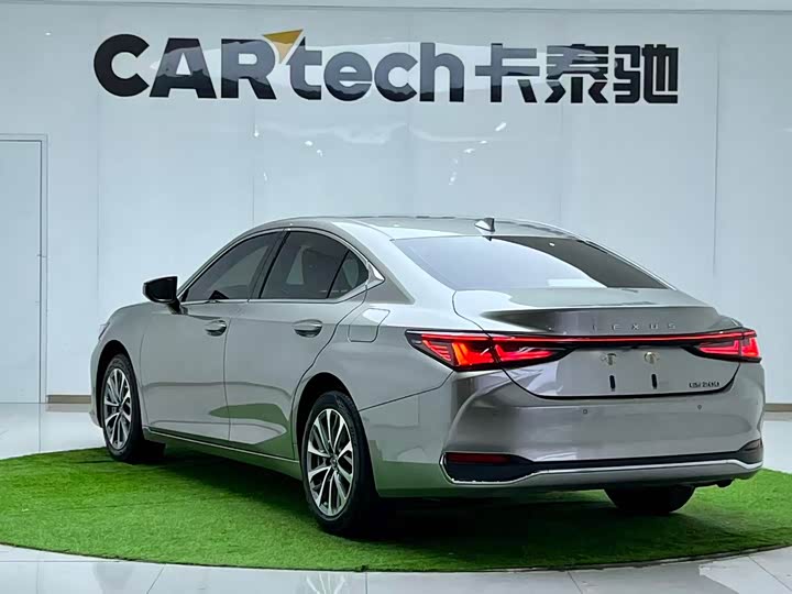 Фото 3 - Lexus ES